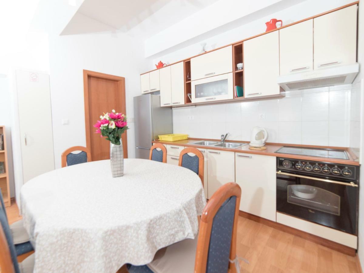 Niko Apartment *