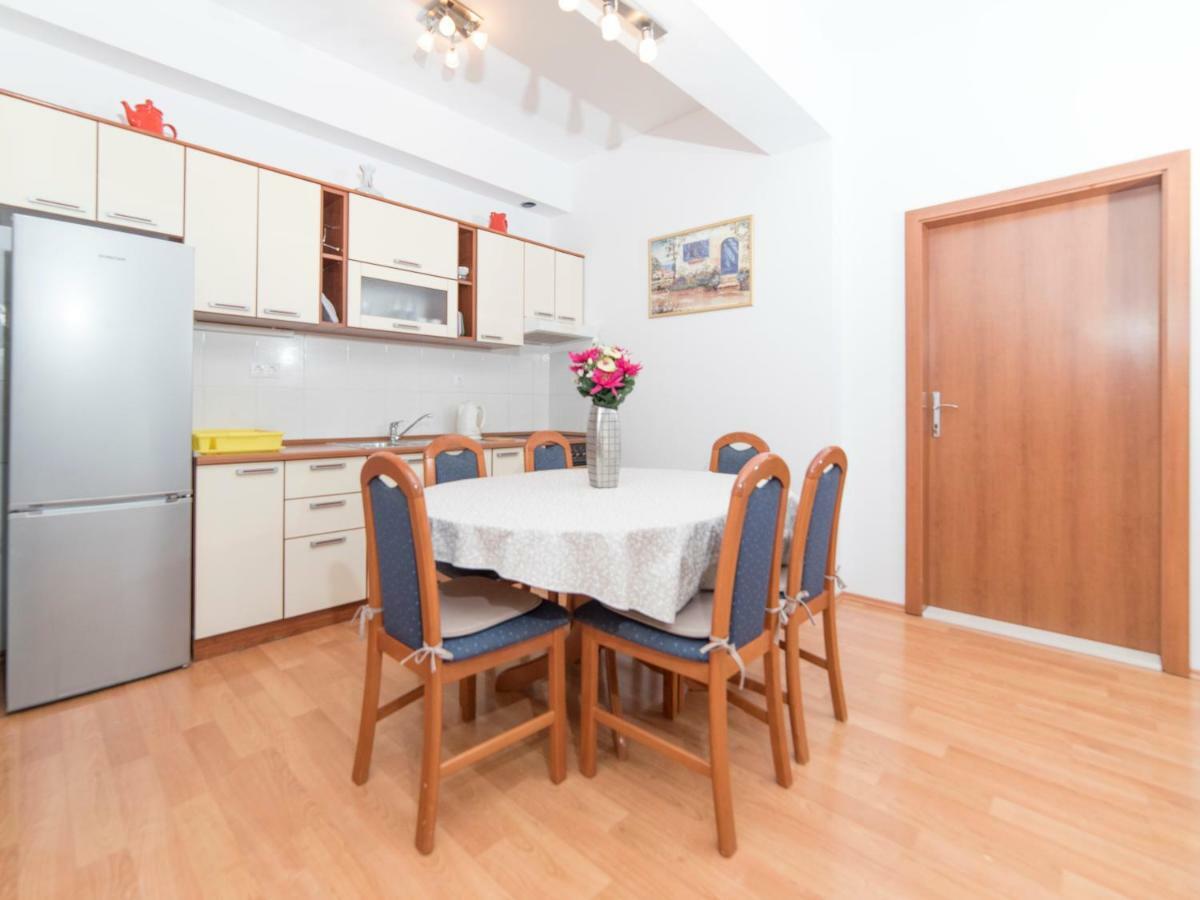 Niko Apartment *
